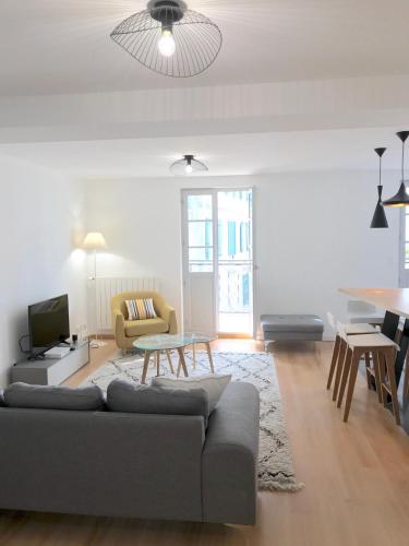 un salon avec un canapé et une table dans l'établissement Appartement Gambetta, à Saint-Jean-de-Luz