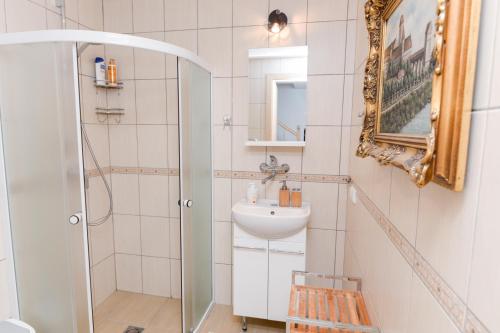 ein Badezimmer mit Dusche und Waschbecken in der Unterkunft Sunny cottage in Palanga