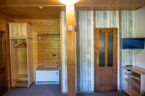 マラー・モラーヴカにあるPenzion Pohádkaのドア、洗濯機、乾燥機が備わる客室です。