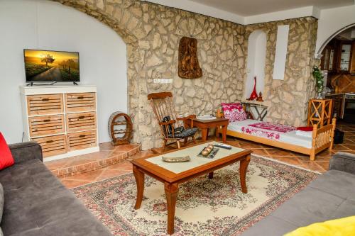 uma sala de estar com um sofá e uma mesa em Tomas Apartments em Skopje