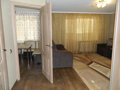 una puerta abierta a una sala de estar con sofá en ул. Киевская Апартаменты, en Kremenchuk