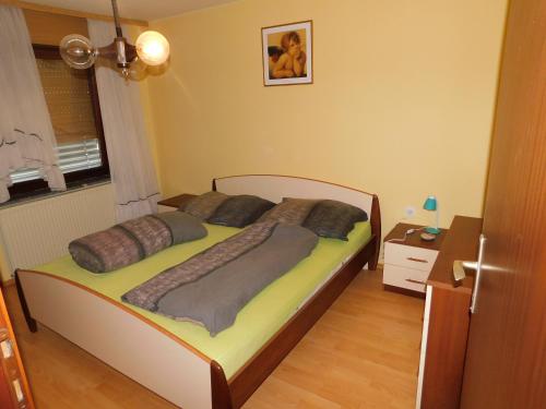ein Schlafzimmer mit einem Bett in einem Zimmer in der Unterkunft Haus Videm in Videm pri Ptuju