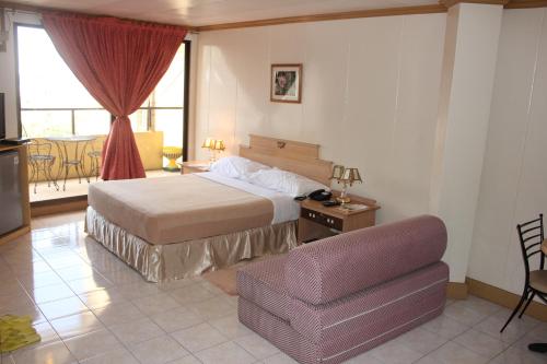 A bed or beds in a room at Elegant Circle Inn