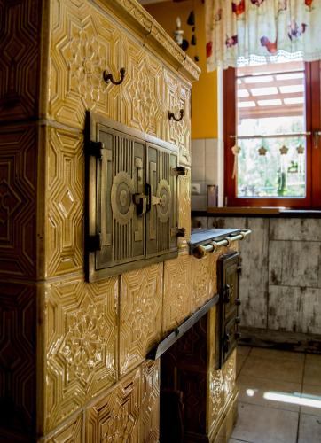 a kitchen with a large wooden door in a room at Apartamenty Romanowka in Raszów