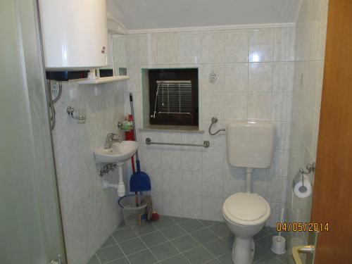 ein Bad mit einem WC und einem Waschbecken in der Unterkunft ELA apartmani A2 in Gornji Karin