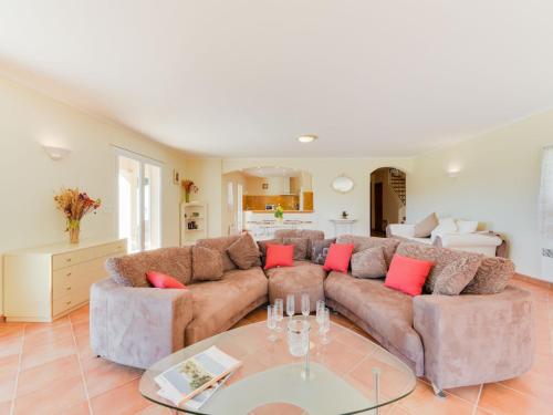 un salon avec un canapé et une table dans l'établissement Villa Hameau du Brost by Interhome, à La Croix-Valmer