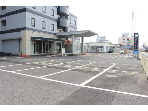 un parking vide devant un bâtiment dans l'établissement APA Hotel Suzuka-Chuou, à Suzuka