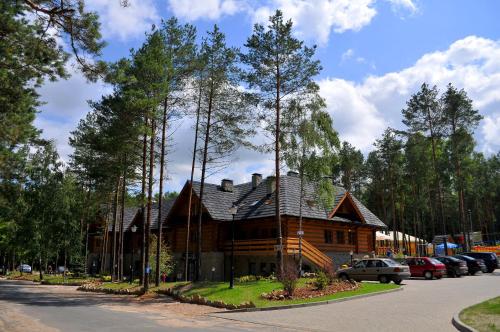 duży drewniany dom na środku parkingu w obiekcie Hotel 365 w Kielcach