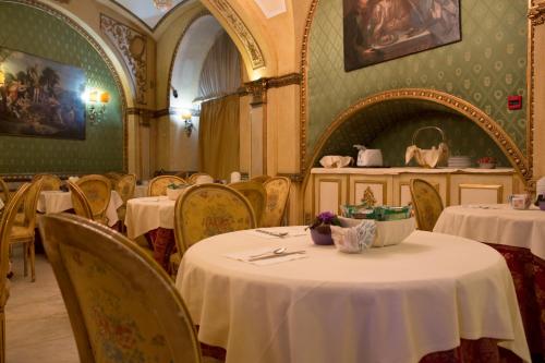 Restoranas ar kita vieta pavalgyti apgyvendinimo įstaigoje Hotel Des Epoques