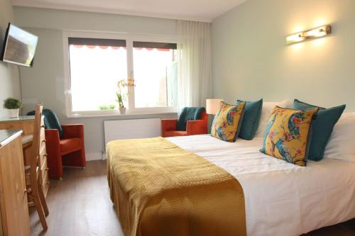 una camera da letto con un grande letto con cuscini di Luxury Apartment Axams a Innsbruck