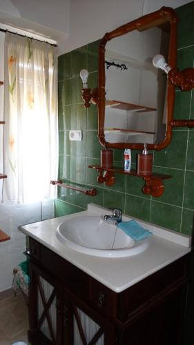 y baño con lavabo y espejo. en Casa Rural Casa Pepe, en Castillo de Locubín