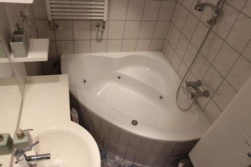 bagno con vasca bianca e servizi igienici di Luxury Apartment Axams a Innsbruck