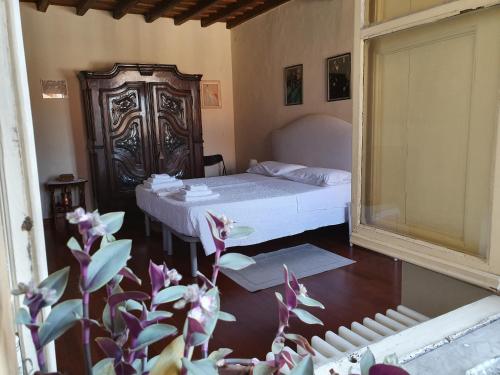 sypialnia z łóżkiem, stołem i lustrem w obiekcie Palatina apartment w Turynie