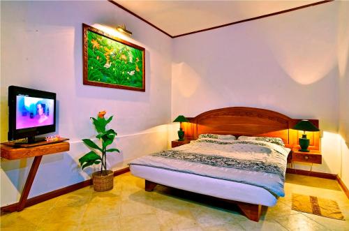 A bed or beds in a room at Pasific Beach Cottages