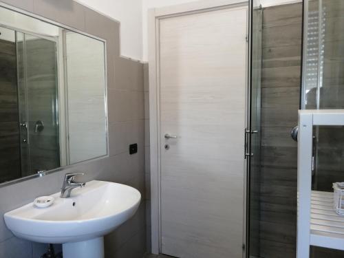 a bathroom with a sink and a shower at Appartamento in centro paese in Monterosi