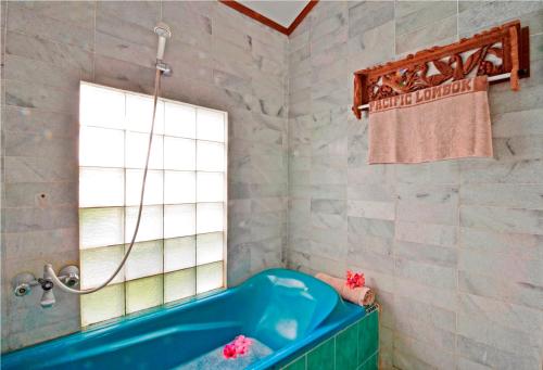 A bathroom at Pasific Beach Cottages