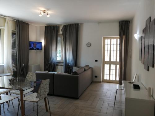 a living room with a couch and a table at Appartamento in centro paese in Monterosi