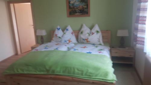 Ein Bett oder Betten in einem Zimmer der Unterkunft Ferienwohnung Greim