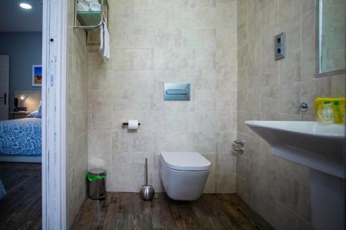 a bathroom with a toilet and a sink at Hotel Bari in Conil de la Frontera