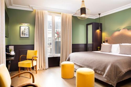 pokój hotelowy z łóżkiem, stołem i krzesłami w obiekcie Hotel Monsieur & Spa w Paryżu