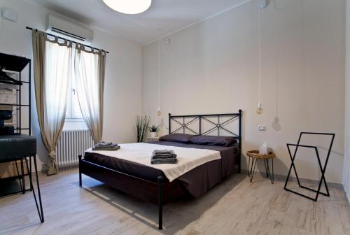 1 dormitorio con 1 cama grande en una habitación en Ben ti voglio b&b - camere e uso cucina - possibilità self check in, en Bentivoglio