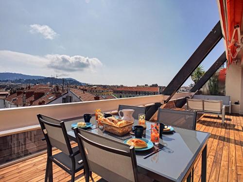 - une table avec un panier de nourriture sur un balcon dans l'établissement Nestor&Jeeves - SKY LIGHT TERRACE - Hyper center - By sea - Top floor, à Nice