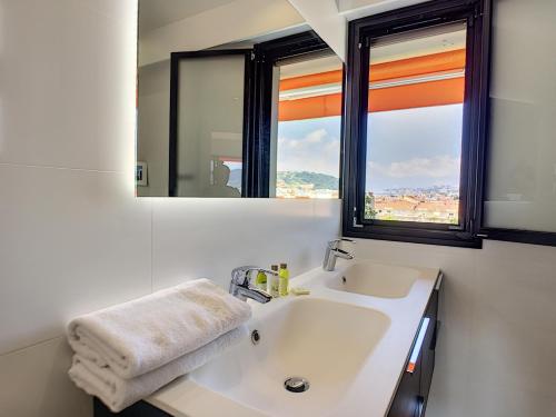 une salle de bain blanche avec un lavabo et un miroir dans l'établissement Nestor&Jeeves - SKY LIGHT TERRACE - Hyper center - By sea - Top floor, à Nice