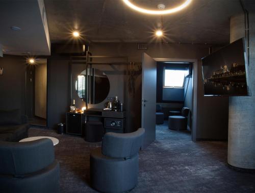 ein Zimmer mit Stühlen, einem Waschtisch und einem Spiegel in der Unterkunft The Loft Hotel Adults Only in Krakau