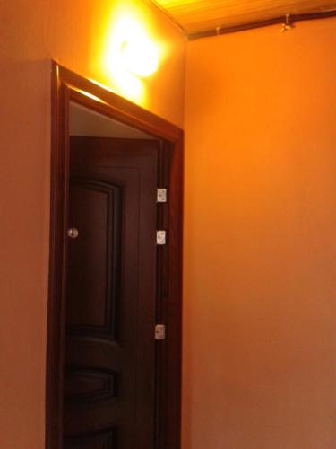 ein Spiegel in einem Raum mit Tür und Licht in der Unterkunft Marine Residence in Batumi