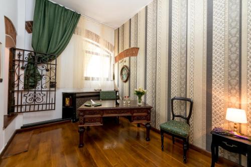 um quarto com uma secretária, uma cadeira e uma janela em Casa Miron Unirii 2 em Timisoara