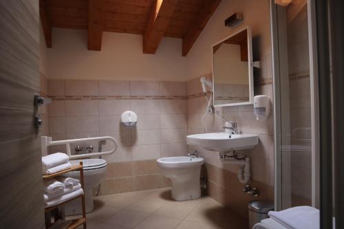 Vonios kambarys apgyvendinimo įstaigoje Albergo Del Ponte