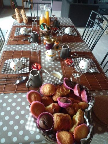 - une table avec une table et des pâtisseries dans l'établissement Chambres d'Hôtes Les Potiers, à Sens-Beaujeu