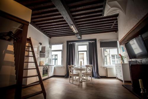 een keuken met een tafel en stoelen in een kamer bij Luxury Suites Cathedral in Antwerpen