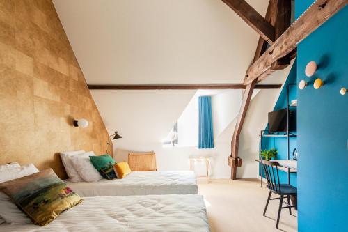 een slaapkamer met 2 bedden en een bureau in een kamer bij Domaine de Ronchinne - Maison du Jardinier in Maillen