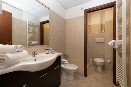 een badkamer met een wastafel en een toilet bij ApartHotel Anghel in Siena