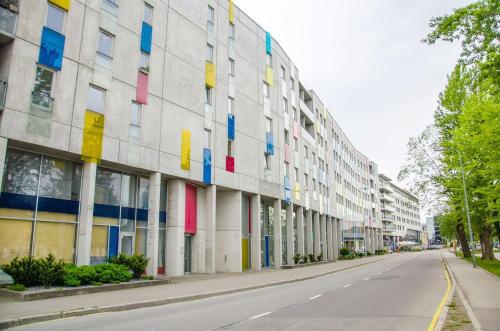 un edificio con ventanas de colores en el lateral de una calle en Harbour Hostel Tallinn, en Tallin
