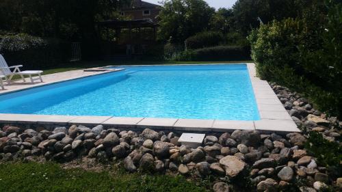 Piscina de la sau aproape de DOMAINE DE MARLAS - CHAMBRES D'HÔTES