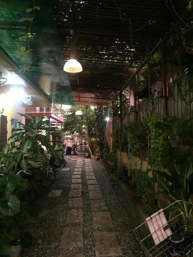 Taman di luar Baan Bussara