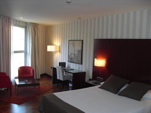 ein Hotelzimmer mit Bett und Schreibtisch in der Unterkunft Zenit Lleida in Lleida