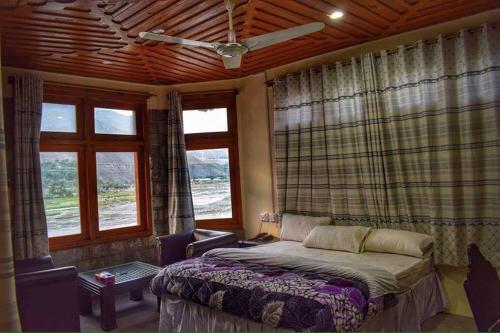 Ένα ή περισσότερα κρεβάτια σε δωμάτιο στο Chitral Guest House