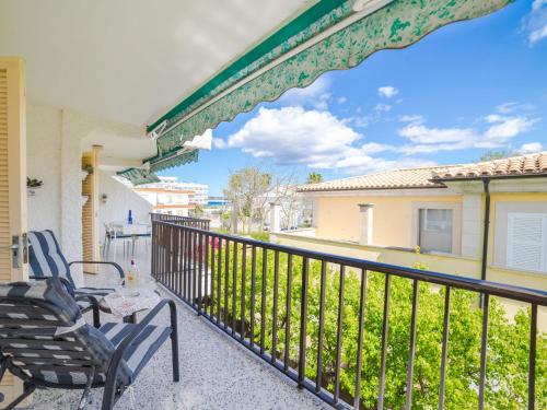 un patio con 2 sillas y una mesa en el balcón en Apartment Los Girasoles by Interhome, en Alcudia