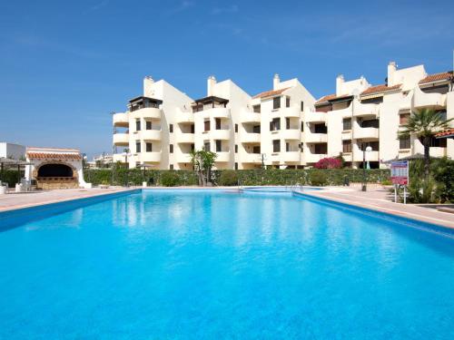 una gran piscina frente a un edificio en Apartment La Felicidad-2 by Interhome, en Denia