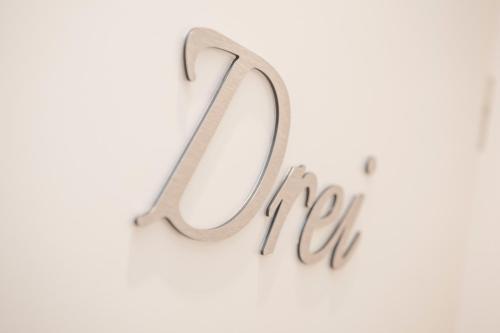 a metal sign that says me on a white wall at Boardinghouse Flensburg - by Zimmer FREI! Holidays in Flensburg