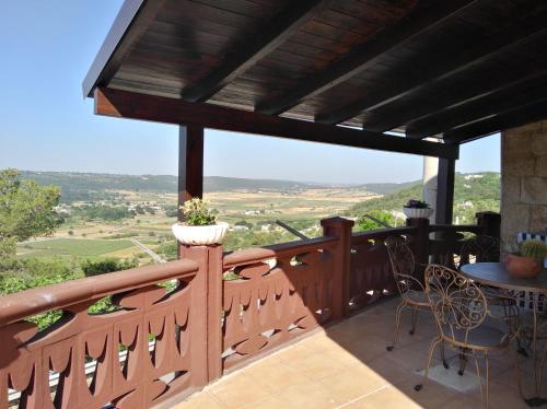 balcón con mesa, sillas y vistas en AleHouse, en Selva di Fasano