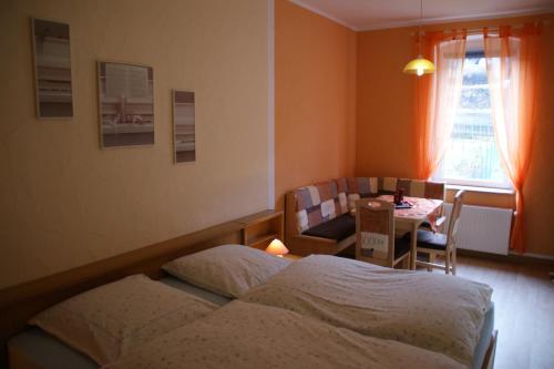 Tempat tidur dalam kamar di Ferienwohnung Erzhütte