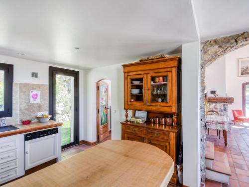 uma cozinha com uma mesa de madeira num quarto em Villa Les Baux Rouges by Interhome em Solliès-Ville
