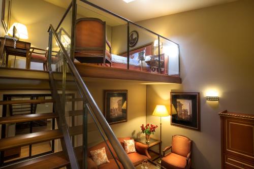 a room with bunk beds and a living room at Izan Trujillo in Trujillo