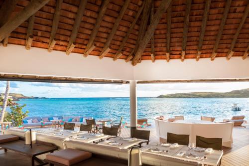a dining room with a view of the ocean at Le Sereno in Gustavia