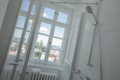 y baño con ducha con ventana y cabezal de ducha. en Boardinghouse Flensburg - by Zimmer FREI! Holidays, en Flensburg
