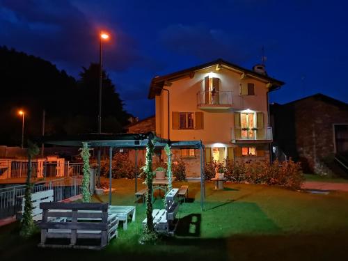 ein Haus in der Nacht mit eingeschaltetem Licht in der Unterkunft Casa Vacanza Relax Sondrio in Sondrio